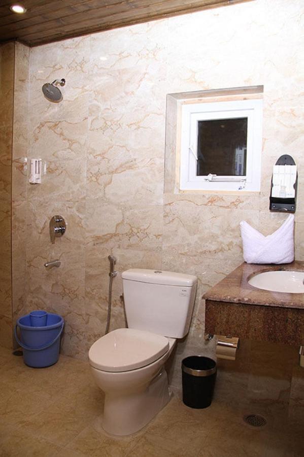 Tsg Aura Hotel Sitapur Luaran gambar